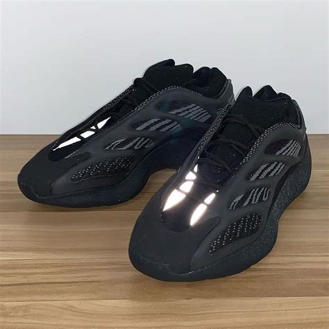 yeezy 700 zwart